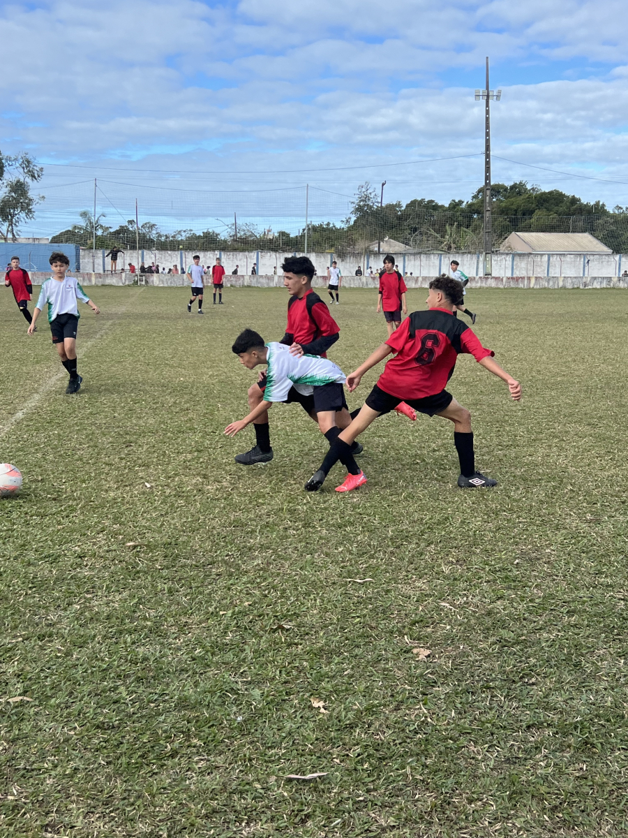 Matinhos realiza fase municipal dos jogos escolares do Paraná no futebol de campo e premia destaques