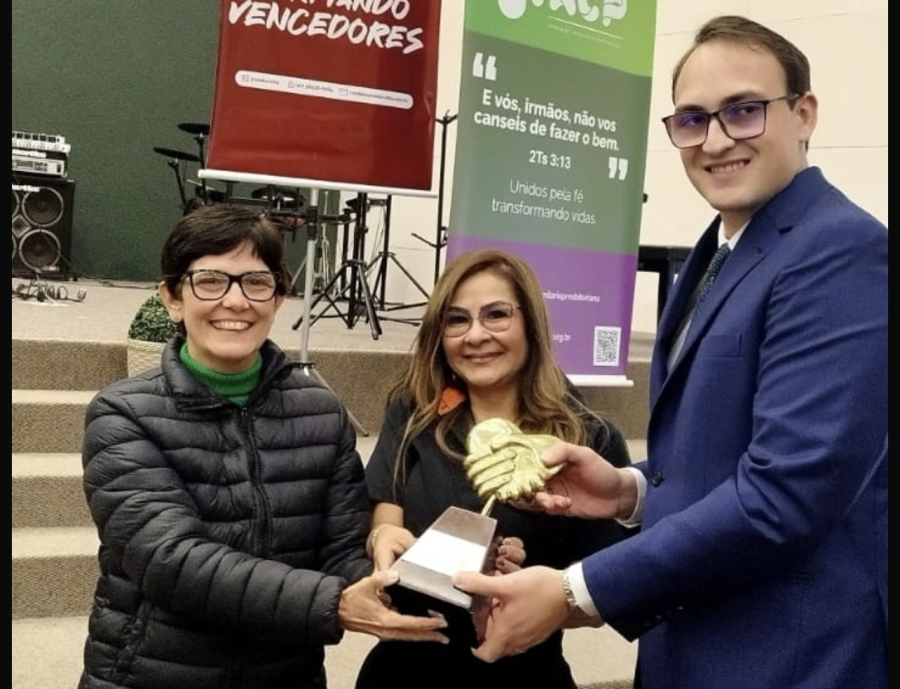 Eduardo Stephanes entrega prêmio à Entidade Social do Ano durante a 36ª Semana do Voluntariado Paranaense